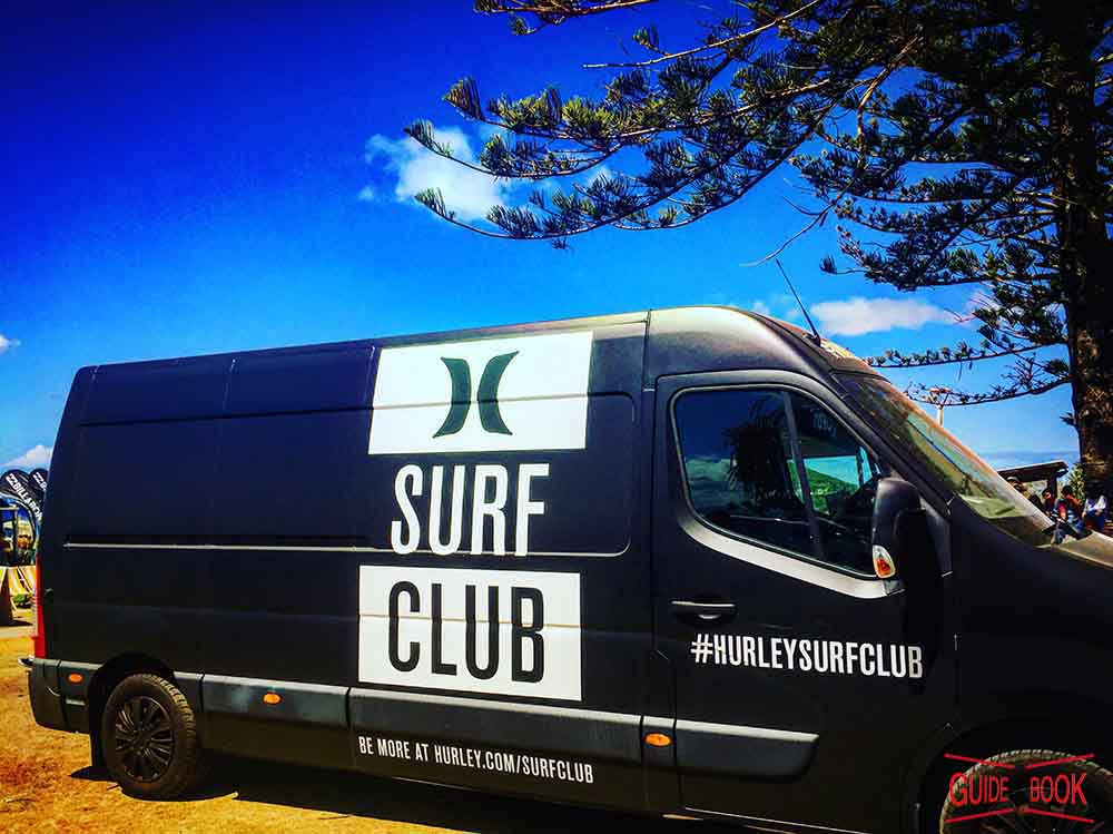 SURFと書かれた車